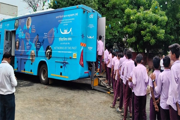 Hinganghat Bharat Vidyalaya Hosts Museum on Wheels from Mumbai; Students Explore 5,000-Year-Old Civilizations