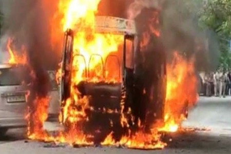 स्कूल व्हॅनला भीषण आग मोठी दुर्घटना टळली