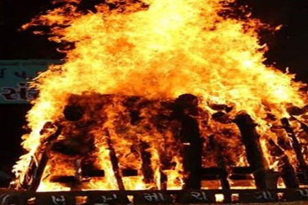 आईच्या अंत्यसंस्काराला पाचही मुली पुढे, मोठ्या लेकीने दिला मुखाग्नी