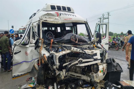 ट्रॅव्हलर आणि टिप्परचा भीषण अपघात; १४ भाविक गंभीर