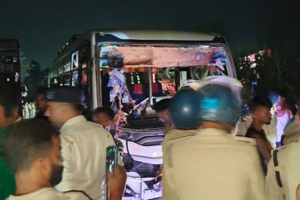 Bus crashes into orchestra; five killed
