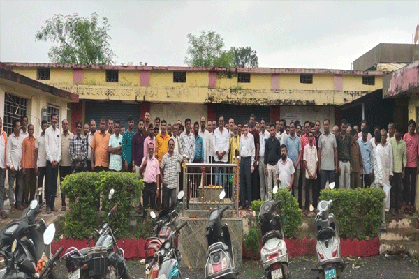 farmers oppose pittance like compensation farmers oppose pittance like compensation