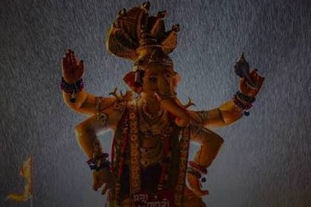 भव्य गणेशमूर्तींचे आकर्षण की जीवघेणा धोका?