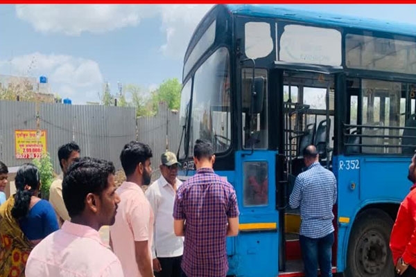 drunk man urinates on woman in moving bus in ahilyanagar bus incident passengers remove accused and police detain him
