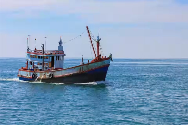 devgad becomes safe haven for 60+ gujarat fishing boats as sea turns rough