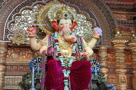 भुलेश्वरच्या राजाच्या मूर्ती दुर्घटनेनंतर लालबागच्या राजाची मदतीची धाव