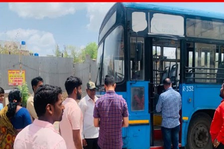 चालत्या बसमध्ये महिलेच्या अंगावर लघुशंका