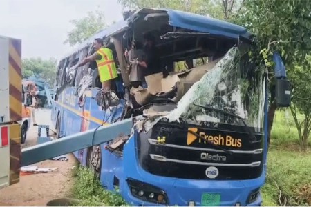 पहाटेच्या प्रवासाला काळाचा घाला! बस-कंटेनर धडकेत ६ ठार