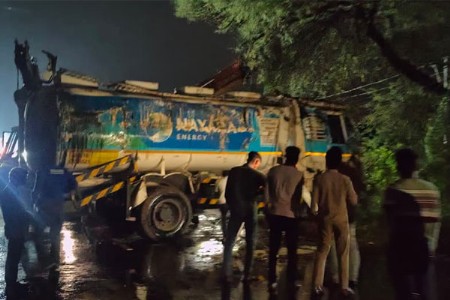 वर्धेजवळ इंधन टँकर पलटला...अग्निशमन दलाच्या तत्परतेने अनर्थ टळला