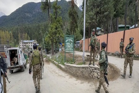 वाहनावर उग्रवाद्यांचा घात चौघांचा मृत्यू