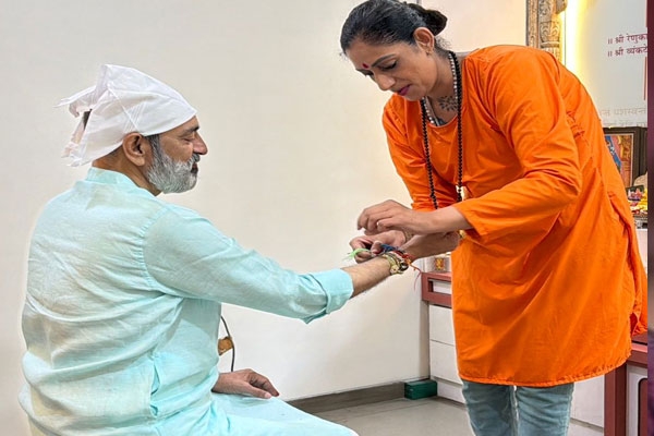 Transgender Aanchalties Rakhi to Sandeep Joshi