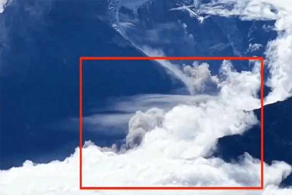 the-thrilling spectacle of a glacier collapsing 