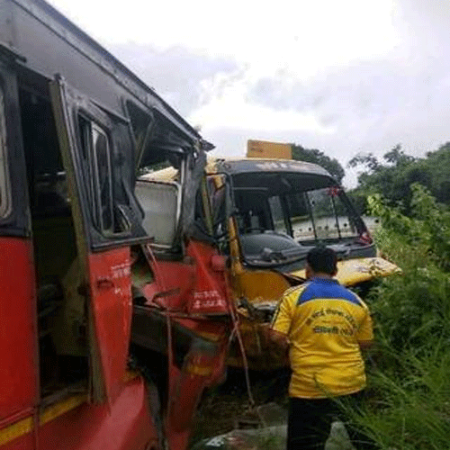 एसटी बसची स्कूल बसला धडक