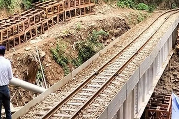kalka-shimla heritage railway disrupted by landslide, 10 trains cancelled; over 400 passengers rescued safely