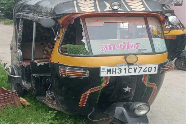 auto-rickshaw-overturns