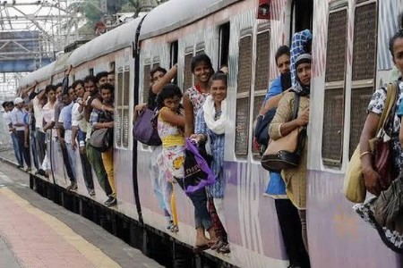 लोकलमध्ये महिलेवर हात उचलला,बेल्ट काढला, ती भारतीय नाही
