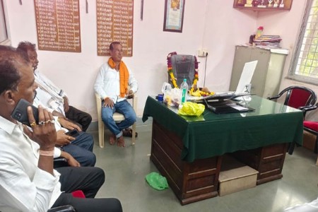 कृषी अधिकार्याच्या खुर्चीला हार, नारळ व केळी अर्पण!