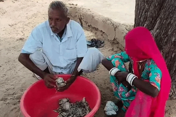 बायकोपासून लपवले ५ लाख, शेतात पुरले अन्...