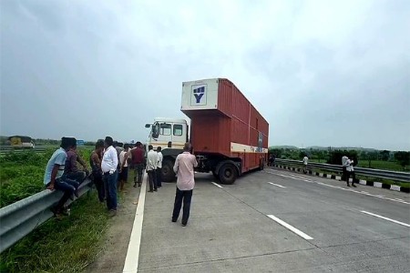 चालकाने अडवला समृद्धी महामार्ग