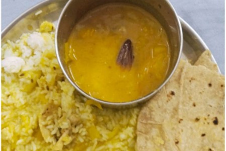 रुग्णालयातील जेवणात चक्क झुरळ