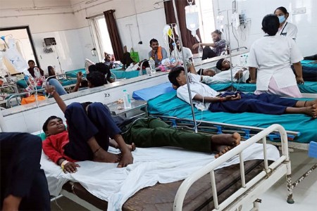 जिवती तालुक्यातील नगराळा आश्रमशाळेत 30 विद्यार्थ्यांना विषबाधा