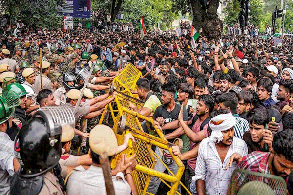 नोएडाच्या दंडाधिकाऱ्यांना स्पष्टीकरण मागणार