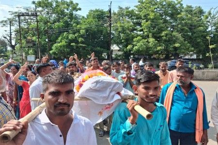 प्रतिकात्मक तिरडी घेऊन देऊळघाटचे नागरिक जिल्हाधिकारी कार्यालयावर धडकले