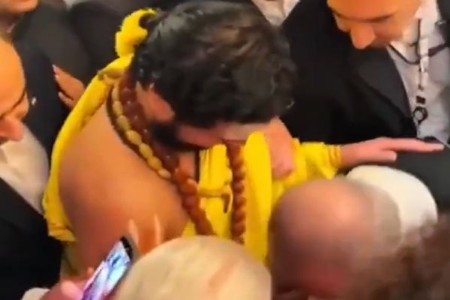 इराणचे राष्ट्राध्यक्ष संतांच्या चरणी नतमस्तक! VIDEO