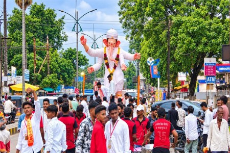 ढोल-ताशांच्या गजरात बाप्पाचे आगमन