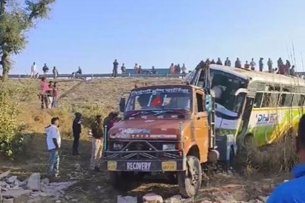 supe ghat 40 students on board st bus overturns in supe ghat near baramati, 4-5 injured