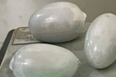 अंडरगारमेंटमध्ये आणली सोन्याची रासायनिक पेस्ट!