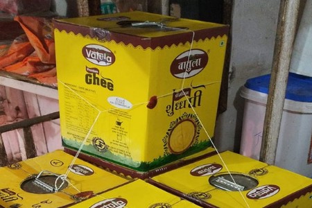 सव्वा चार लाखांचा ५९३ किलो मुदतबाह्य तूप साठा जप्त