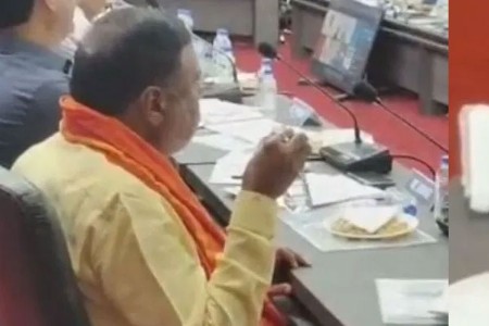 नांदेडच्या दुष्काळी बैठकीत काजू-बदाम