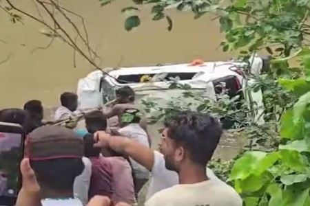 भाविकांची कार नाल्यात वाहून गेली 3 चिमुकल्यांसह 8 जणांचा शेवट