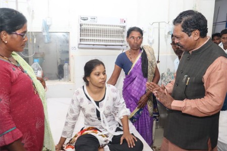 डॉ. नेते यांनी केली अपघातातील जखमींची पाहणी