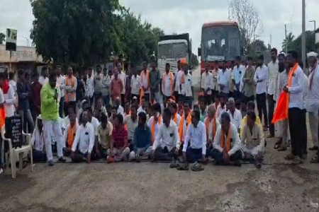 पाटलांसाठी चार तरुणांनी आमरण उपोषण