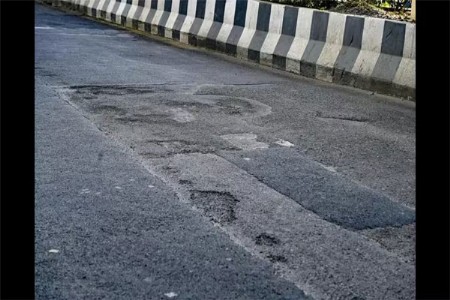 बाप्पाच्या आगमनाला अवघे काही दिवस; रस्त्यांवर खड्ड्यांचे साम्राज्य