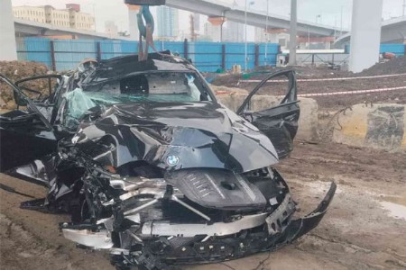 मुंबई कोस्टल रोडवर भरधाव BMW पुलावरून कोसळली