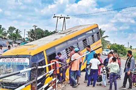 स्कूलबस खोल ओढ्यात कोसळली