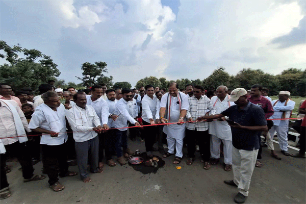 साकुर्लीच्या पुलाचे आ. कुणावार यांच्या हस्ते लोकार्पण