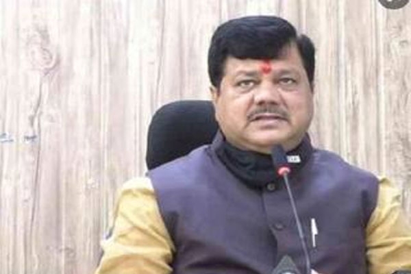 pravin darekar convoy car accident in mumbai, bjp mla reportedly safe after taxi collision