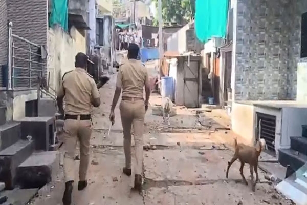 jalgaon raver ganpati visarjan clash jan clash: a dispute over road blocking escalated into stone pelting between stone pelting, 3 injured, police deployed