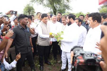उपमुख्यमंत्री एकनाथ शिंदे शेतकर्‍यांच्या बांधावर