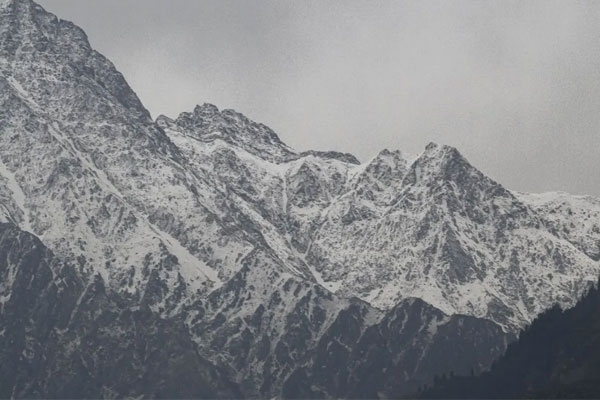 avalanche in western nepal 10 people missing at himlung himal base camp