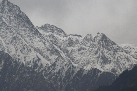 हिमलुंग हिमालच्या बेस कॅम्पवर हिमस्खलन १० जण बेपत्ता
