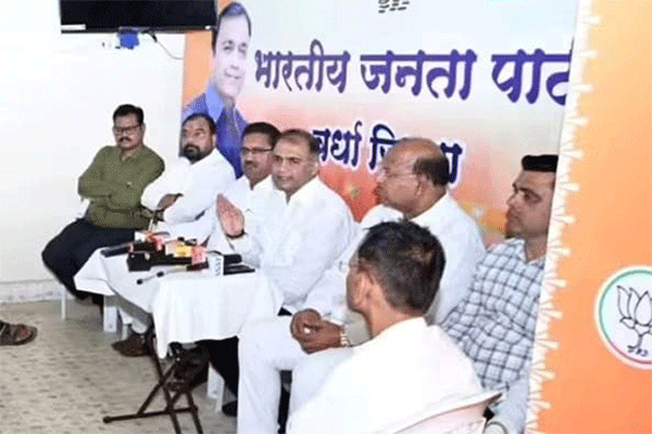 इव्हीएमनंतर आता निवडणूक आयोगाची बदनामी