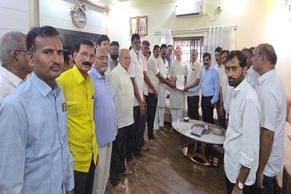 manora bypass demand traders urge mp deshmukh to seek approval from nitin gadkari