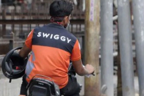 nagpur robbery case two men disguised as swiggy delivery workers