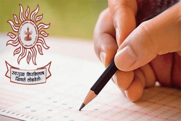 mpsc exams to remain offline, cm fadnavis assures protesting students