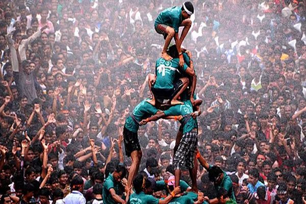 pune accident news dahi handi structure falls on 45-year-old woman in old sangvi, dies on the spot